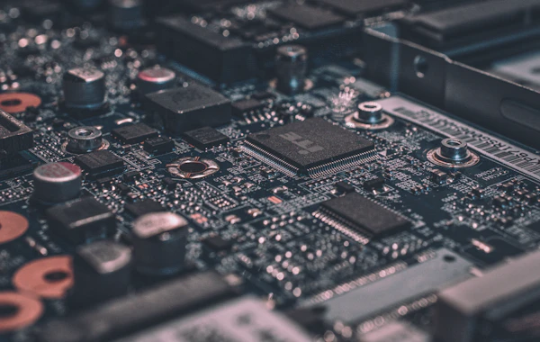 Rastreador, telemetria e localizador: a diferença que muda o preço
